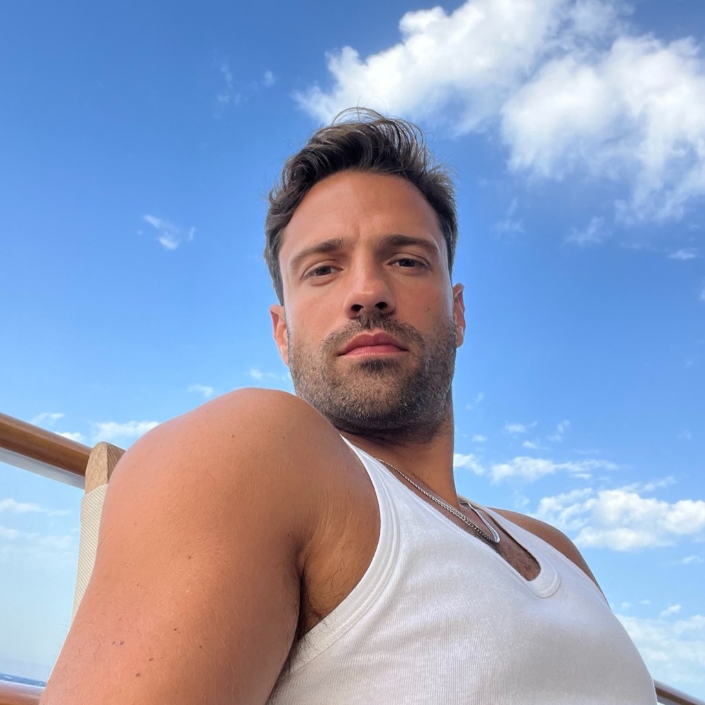 "Ανέμελος" Κωνσταντίνος Αργυρός με άσπρο φανελάκι