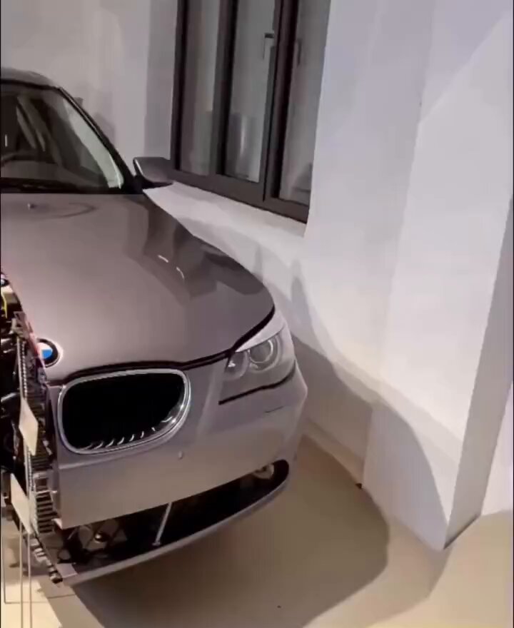 BMW κομμένο στη μέση